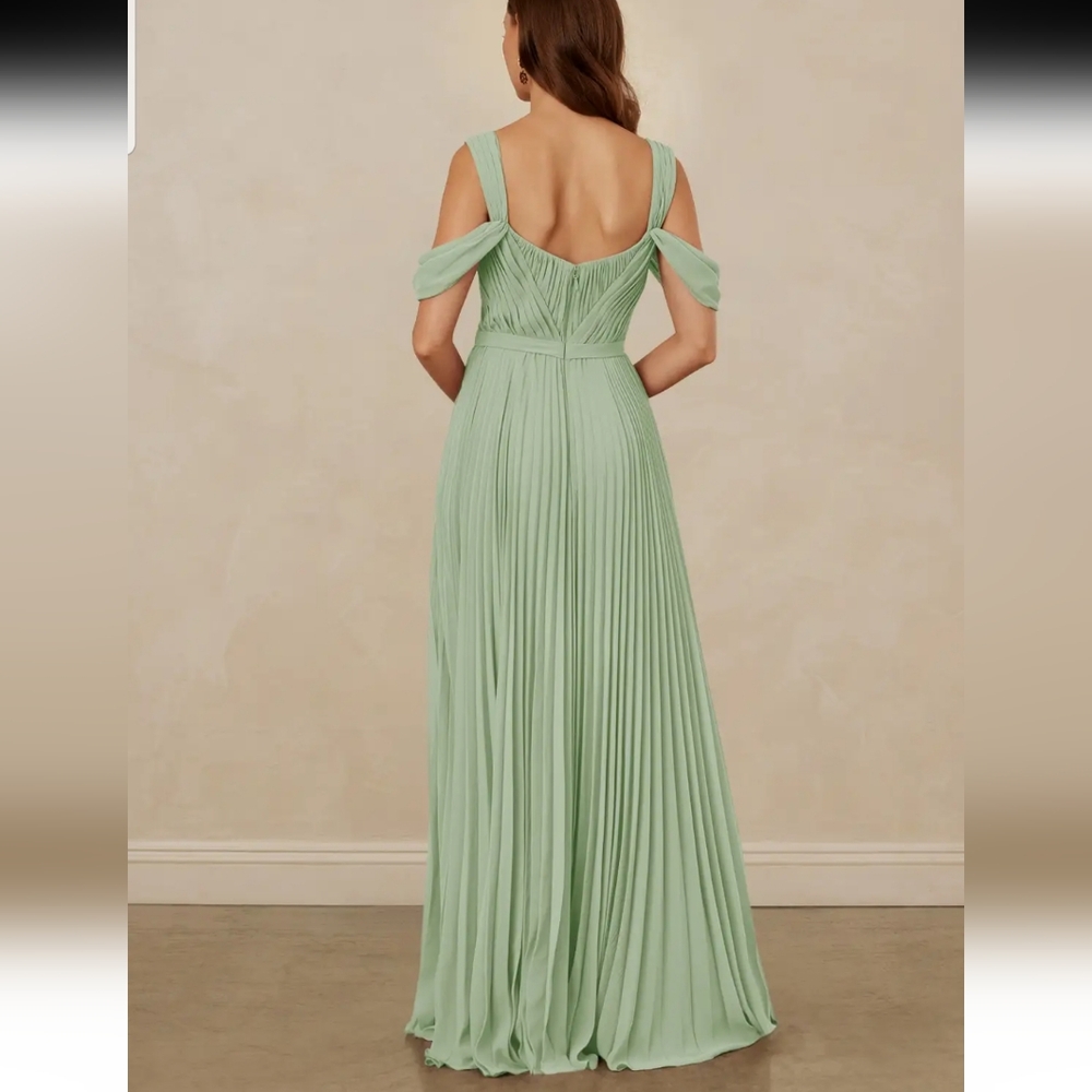 Elegant Gown With Pockets - Picture 2 of 16